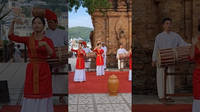 Вьетнамские танцы у башен Понагар , в Нячанге