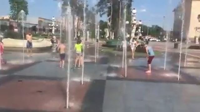 Купание в фонтане города Ирпень