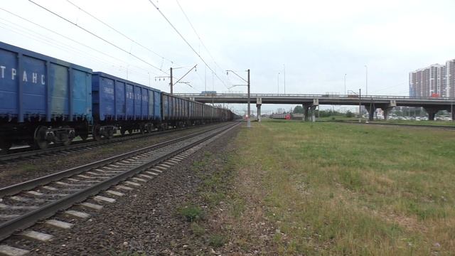 Электровоз ВЛ10У-707 с грузовым поездом и электропоезд ЭД4М-0407 с приветливым помощником