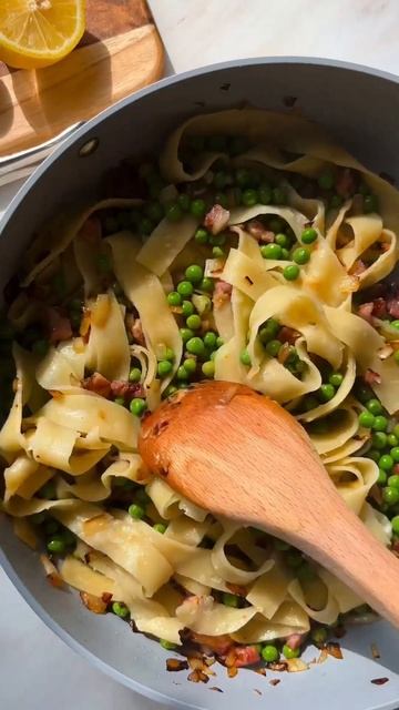 Lemon Pancetta Pea Pasta made with #cauliflower #pappardelle 🍝 recipe available on mealhacks.com