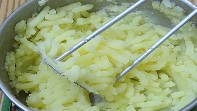 Рулет из лаваша с картофелем, огурцами и перцем
