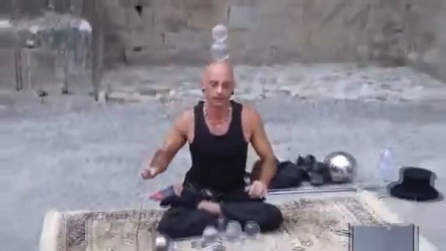 Уличный иллюзионист ломает все законы физики