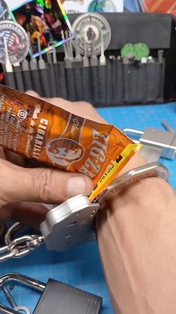 Открыл наручники чипсами