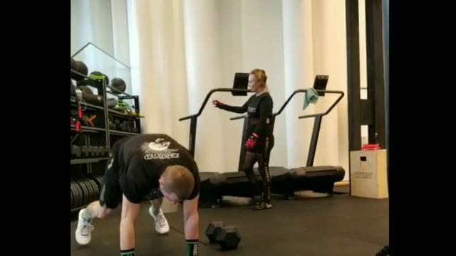 Бёрпи боком через гантель