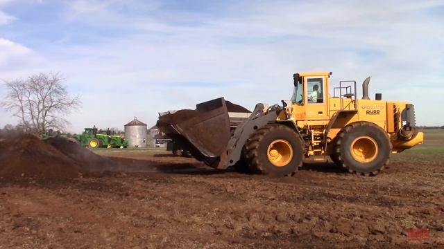 Big JOHN DEERE Tractors Spreading Chicken Litter