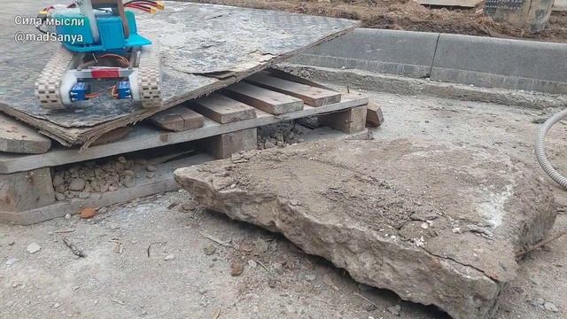 Экскаватор на радиоуправлении самодельный