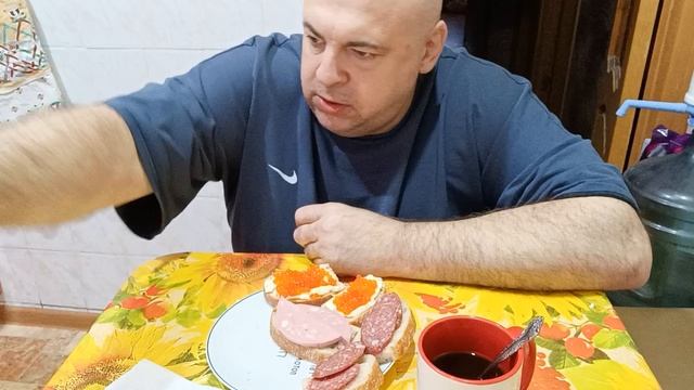 Мукбанг. Ассорти из бутербродов и кофе с сиропом. Цирк, цирк, цирк.