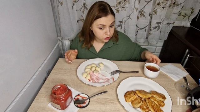 МУКБАНГ С ТЕТЕЙ ЮЛЕЙ! ЛЕНИВЫЕ ВАРЕНИКИ И ОЛАДЬИ С ЯБЛОКАМИ