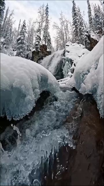 Замерзающий водопад