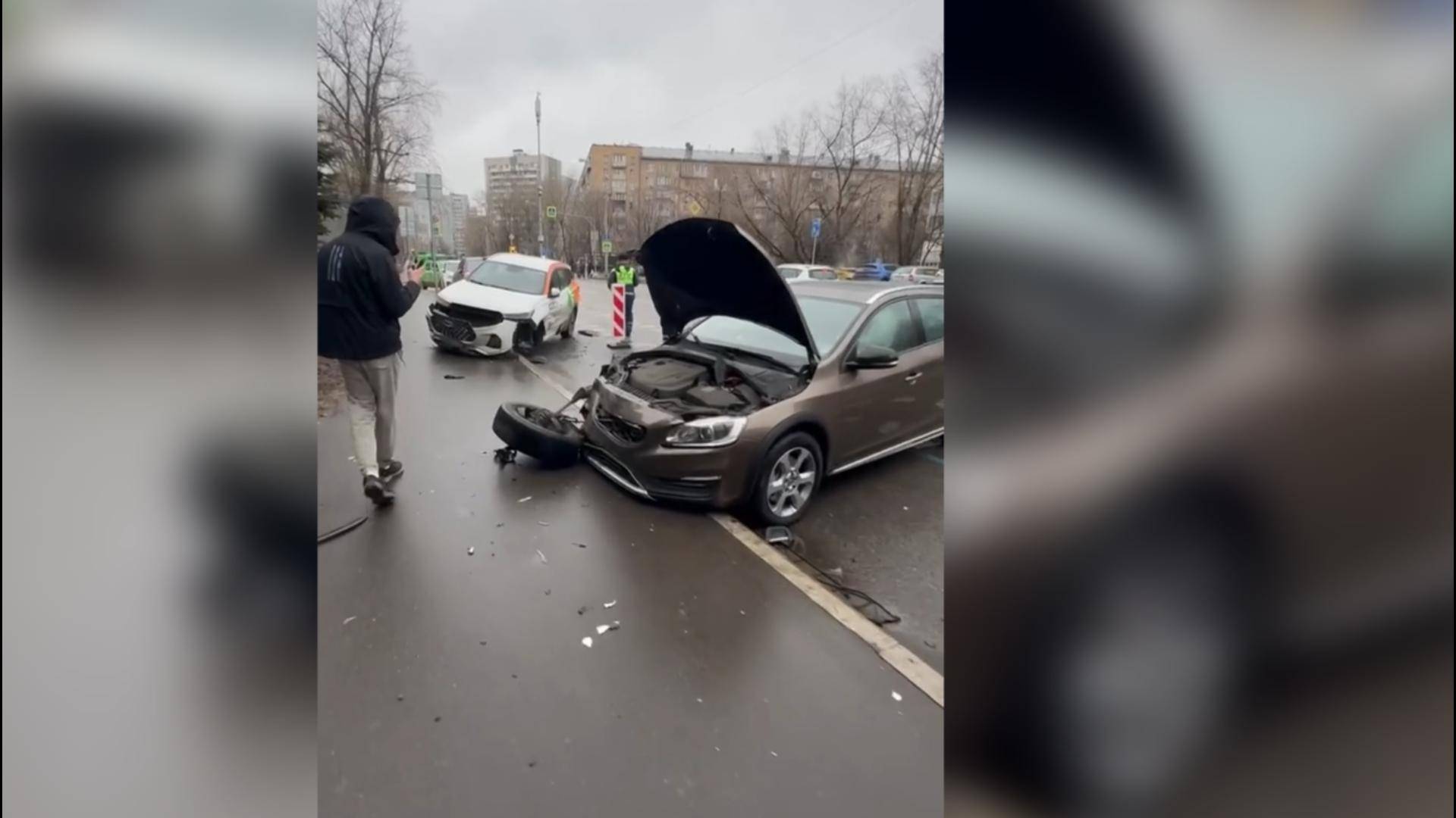 Москвичу стало плохо за рулем, и он протаранил несколько автомобилей