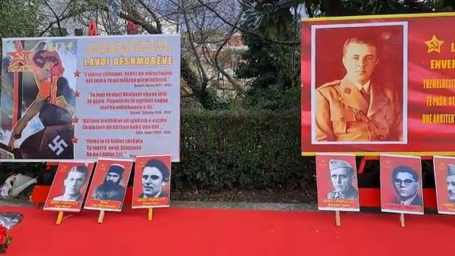 Me foton e Enver Hoxhës dhe kurora me lule, komunistët homazhe në hyrje të Varrezave të Dëshmorëve