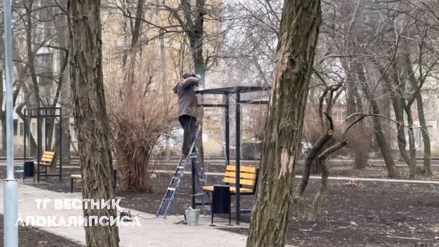 Рабочие ремонтируют навес одной из лавочек в сквере «Строитель»