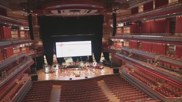 Акустическая система AiRAY  в концертном туре с  'Love Actually in Concert'