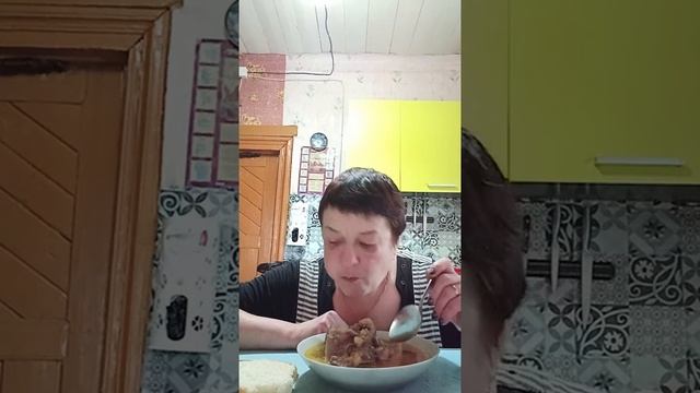МАРИНА КРАЮШКИНА КУШАЕТ МАСОЛЬНИК