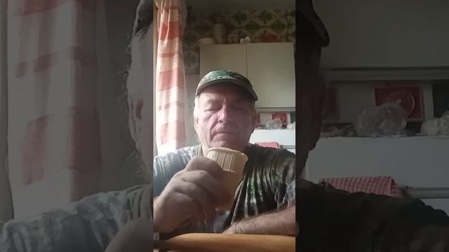 Ем фисташковое мороженое с брусничным топпингом из ларька.