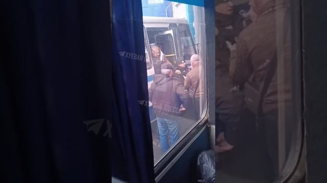 На Привозе полиция и сотрудники ТЦК толпой схватили водителя автобуса .