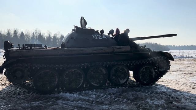 Китайские красотки катаются на танке Т-55