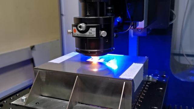 Резка поликора на установке MicroDM