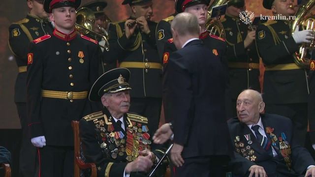 Путин вручил ветеранам юбилейные медали в честь 80-летия Победы