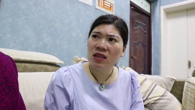 儿子啃老怕被女儿发现，让母亲帮他演戏，女儿大怒：我不是摇钱树【小白导演】