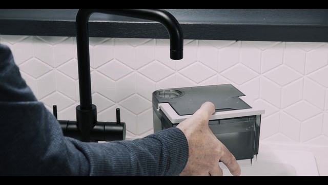 NOESIS Florio F10 Pro - Filling Up The Water Tank In The Base Station