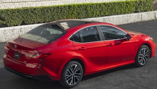 Новая Toyota Camry 2025 добралась до рынка РФ по неожиданной цене: все подробности о флагмане