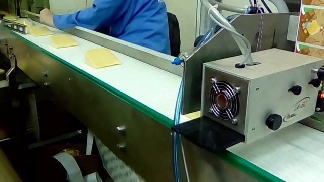 Аппликатор NOVEXX Solutions LA-BO в дейстивии: Бесконтактное этикетирование сыров на производстве