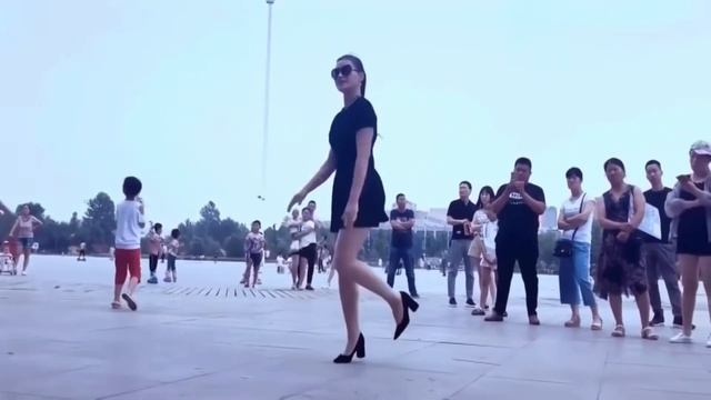 зажигательный шаффл от красивой девушки