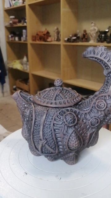 Керамический чайник ручной лепки. Молочение.