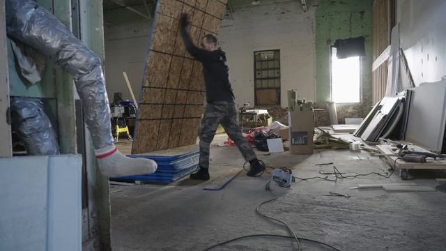 Framing walls in a shipping container. (absolute nightmare 🤬).