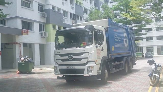 800 Super BYD T9R Dual-Compartment Recycling Truck||XE7238A Collecting Recyclables at Block 650