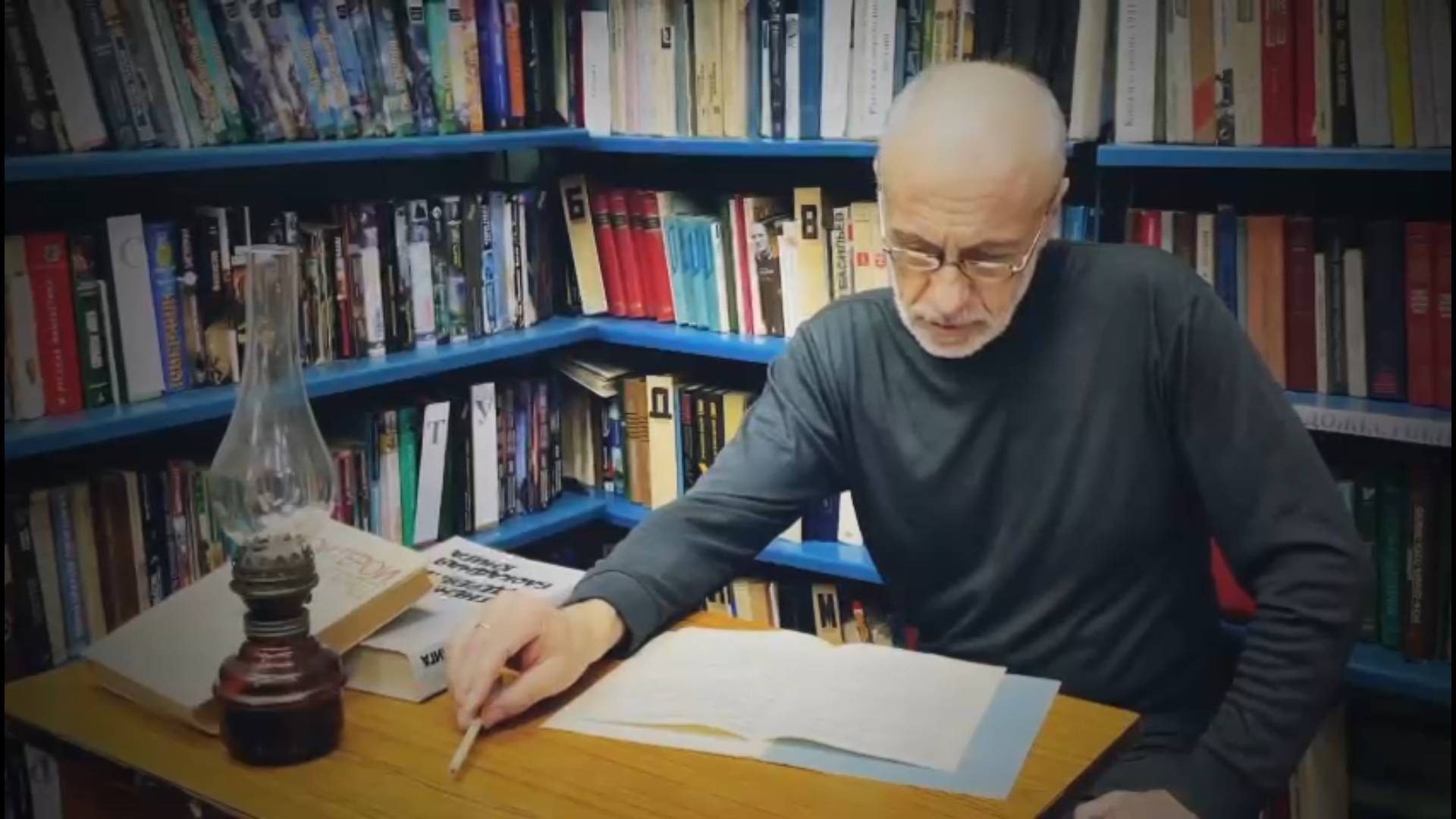 Беседа у книжно-иллюстративной выставки. «Город стойкости и славы». Читает  Мадатов А.Г
