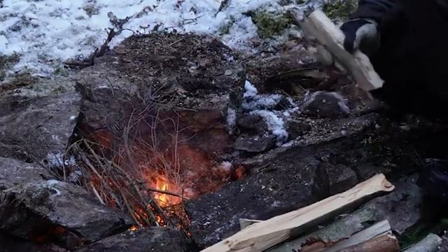 Строительство деревянной хижины, чтобы укрыться на заснеженной горе, и искупайтесь в ледяной воде.