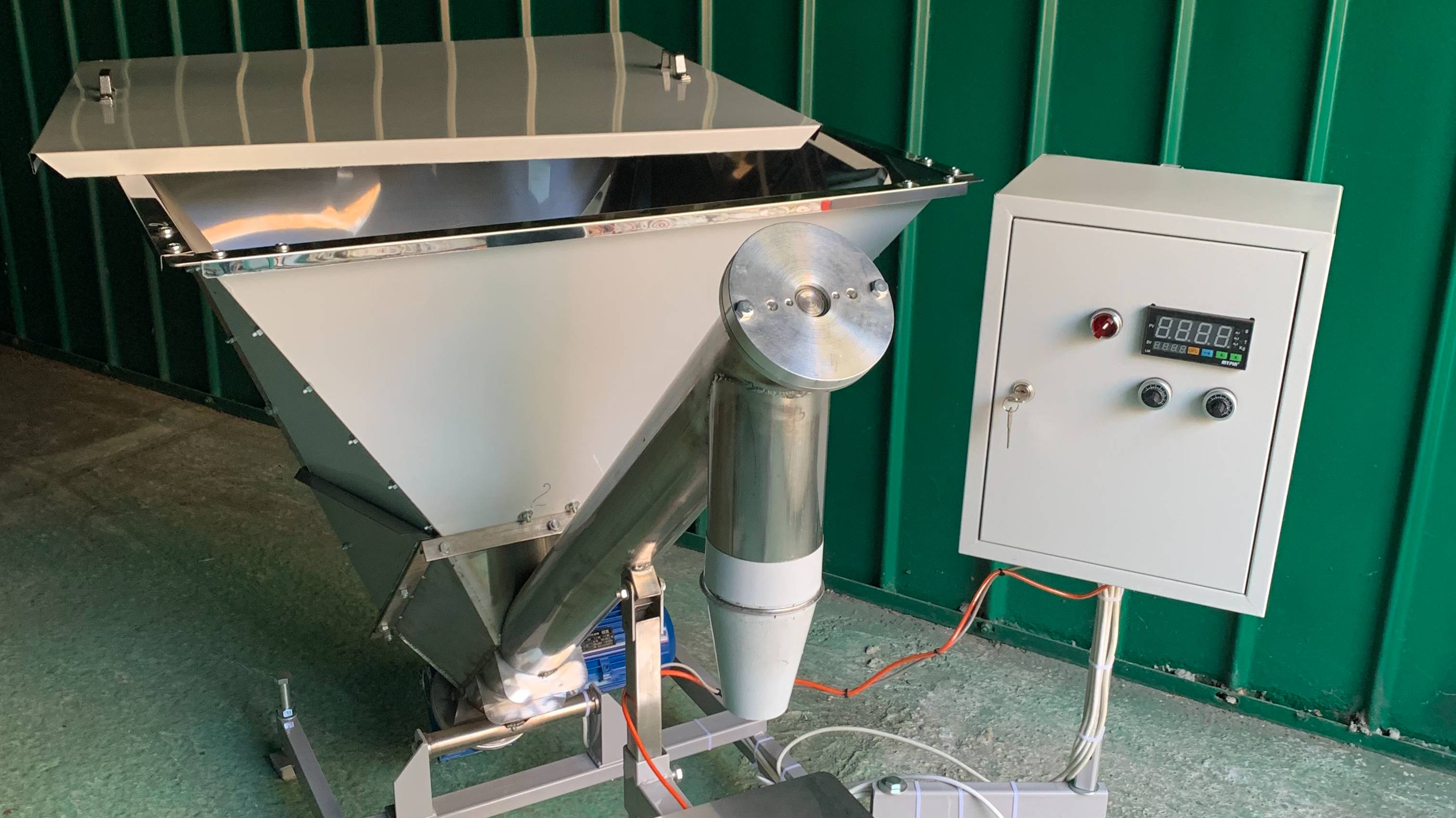 Наклонный шнековый весовой дозатор сыпучих