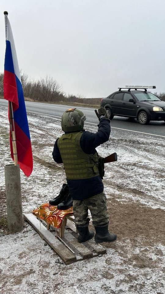 В Курской области есть парнишка, который каждый день стоит на дежурстве, он встречает и провожает !