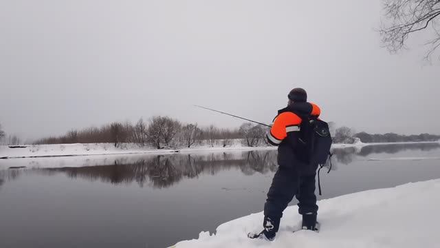 На рыбалку своим ходом. Первая в этом году пешая рыбалка на реке Москва. Сезон 2024