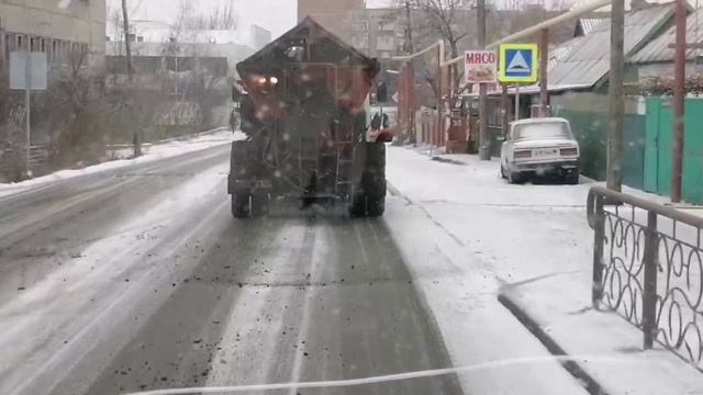 Самарцы и снежнянцы обрабатывают дороги от гололеда