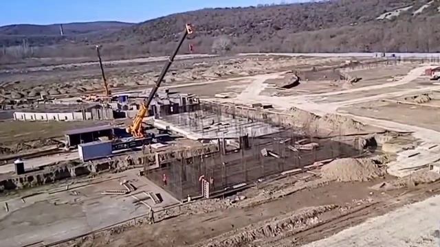 Солнечный день на стройке ЖК Кипарис в Сукко 26 января 2025 года. Сравните с прошлым видео. Стройка
