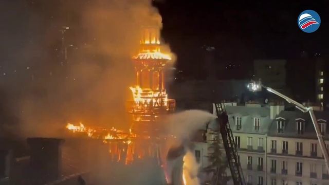 Очередной пожар в сердце Парижа: колокольня 1876 года исчезает в дыму