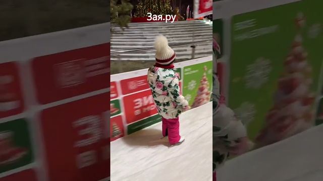 Лера Кудрявецева впервые с дочкой сходили на каток в 2025 году