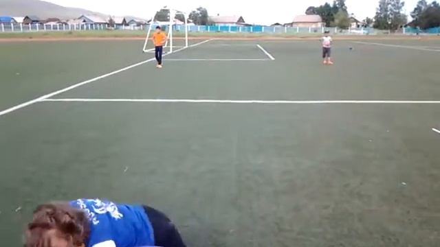 Разминочное упражнение "Вращение на фитболе"
