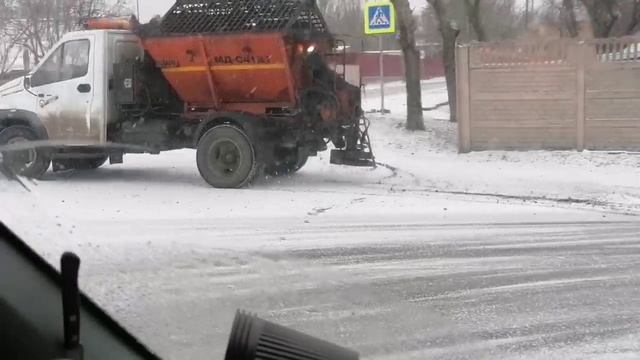 Самарцы и снежнянцы обрабатывают дороги от гололеда