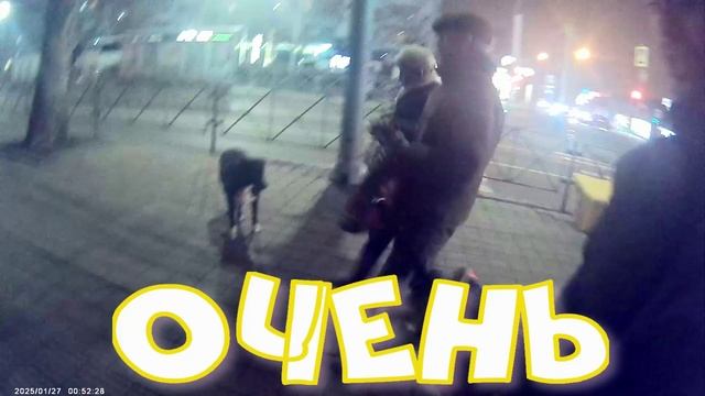 ПАРЕНЬ КОРМИТ СОБАКУ 27 01