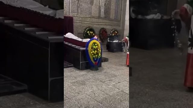 Увидел орнамент на рясах ,  это вселило надежду, что отпевают наркошу -просрочку...