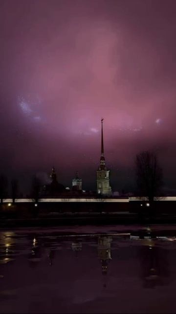 В Петербурге запустили салют в 81-ю годовщину снятия блокады Ленинграда.