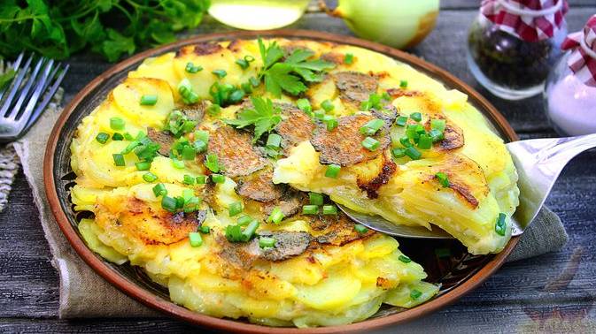 Нарядная, аппетитная. ЖАРЕНАЯ КАРТОШКА С ЛУКОМ И СЫРОМ