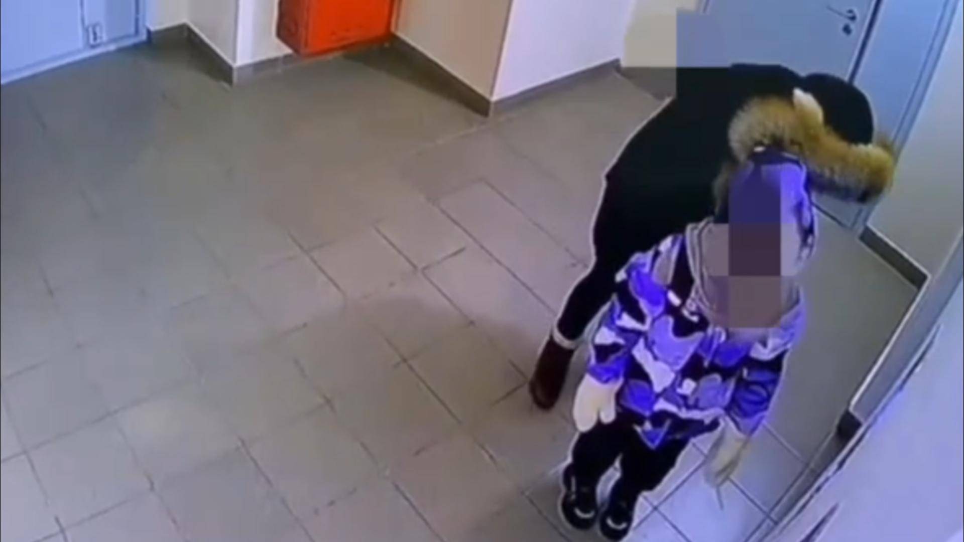 В Якутске женщина ограбила первоклассницу в подъезде