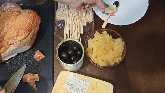 ГОРЯЧАЯ ЗАКУСКА НА СКОРУЮ РУКУ,, КАНАПЕ С КУРИЦЕЙ И АНАНАСОМ ПОД СЫРОМ