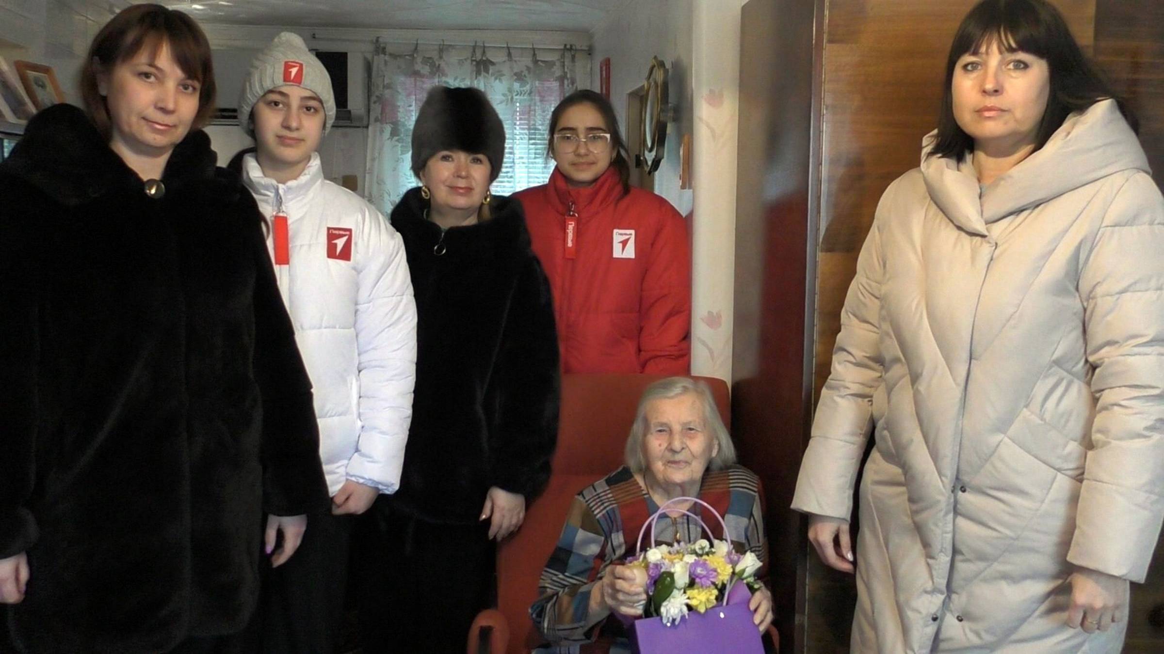 В Приморске поздравили ветерана войны Нину Павловну Малуеву
