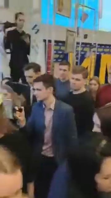 Жириновский разливает медовуху в ИМЦ
